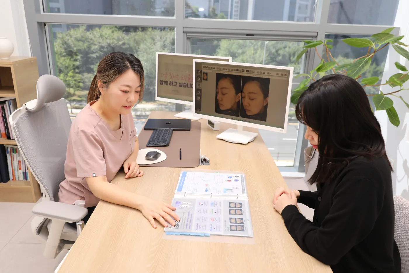 진료실에서 피부 촬영 이미지를 함께 보며 설명하는 안우경 대표원장