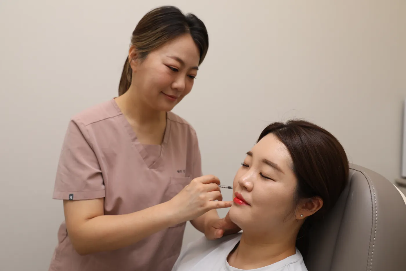 환자 얼굴에 주사 시술을 진행하는 안우경 대표원장