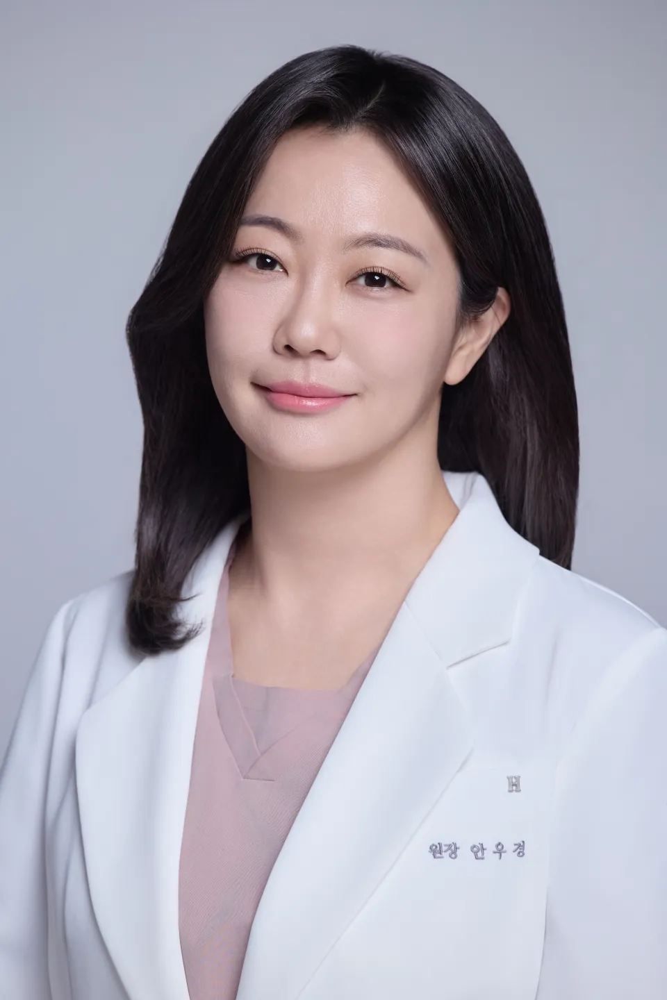 흰 가운을 입은 피어리움의원 안우경 대표원장
